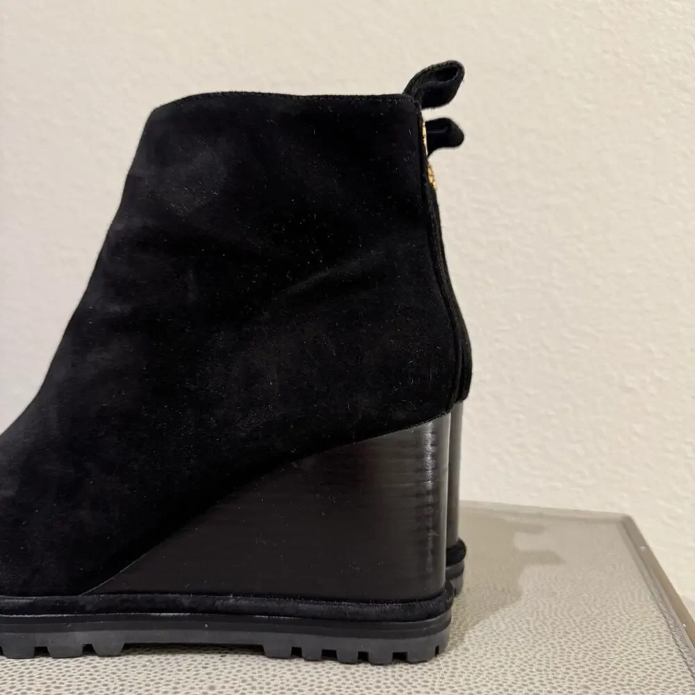 Tory Burch Logo 85mm Lug Sole Wedge Bootie Black Suede R$428 Size 10
